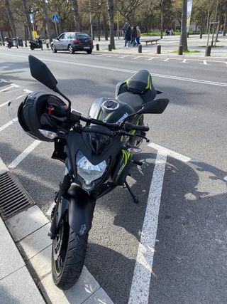 Kawasaki Z125 2022 Negra/Verde 11.000 km