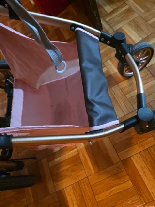 Carrito de bebé rosa