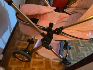 Carrito de bebé rosa