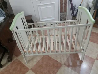 Cuna bebé blanca con detalle oso