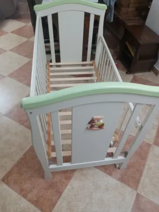 Cuna bebé blanca con detalle oso