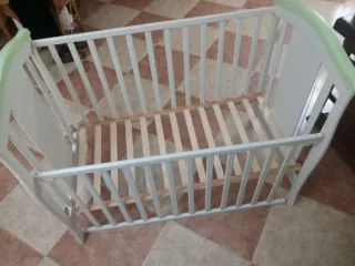 Cuna bebé blanca con detalle oso