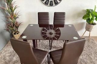 DESCUENTO!! Mesa cristal y 4 sillas comedor marrón