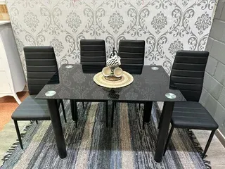DESCUENTO!! Mesa cristal y 4 sillas comedor marrón