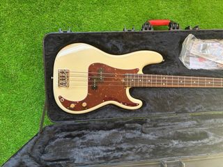 Bajo Fender precision Corona California