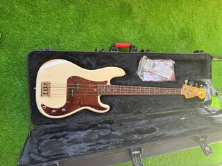 Bajo Fender precision Corona California