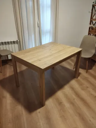 Mesa de comedor de madera