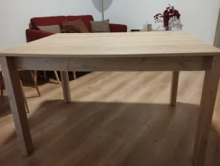 Mesa de comedor de madera