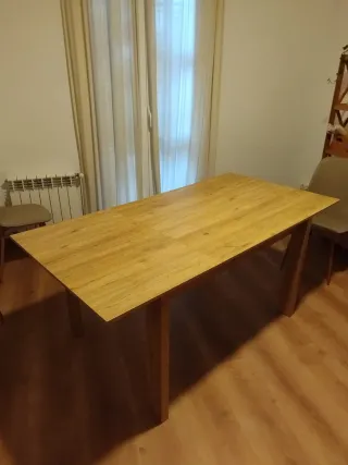 Mesa de comedor de madera