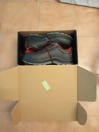 Zapatos de trabajo talla 42 nuevos.   marca forli