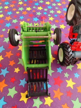 Tractor de juguete rojo y azul