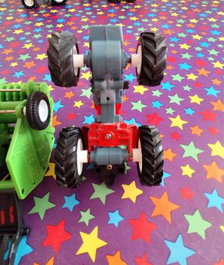 Tractor de juguete rojo y azul