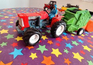 Tractor de juguete rojo y azul