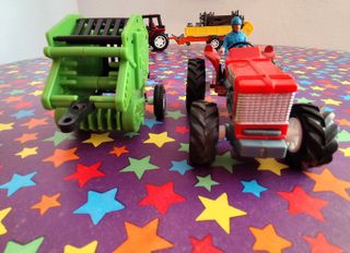 Tractor de juguete rojo y azul