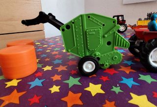 Tractor de juguete rojo y azul