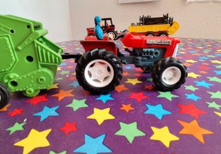 Tractor de juguete rojo y azul