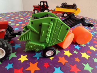 Tractor de juguete rojo y azul