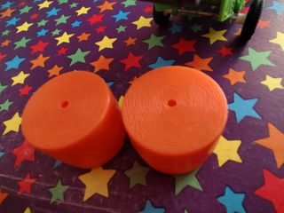 Tractor de juguete rojo y azul