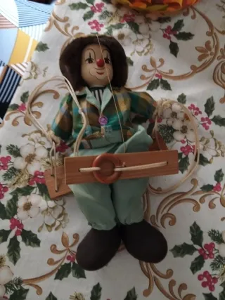 Muñeco payaso con columpio