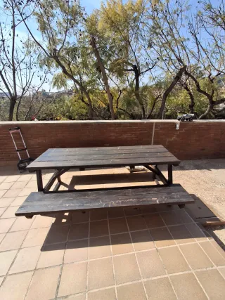 Mesa de picnic exterior madera.