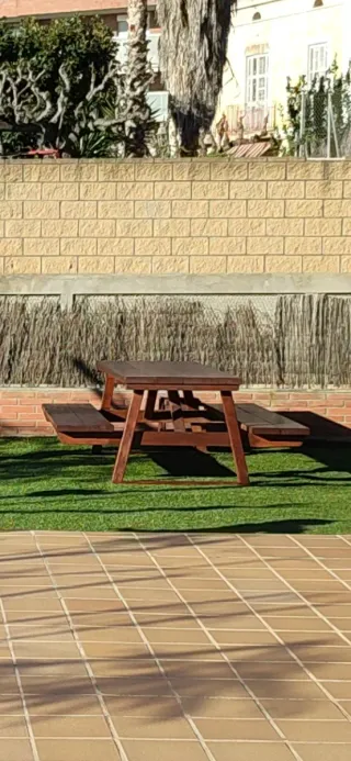 Mesa de picnic exterior madera.