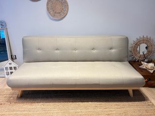 Sofá cama beige tela y madera