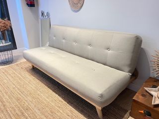 Sofá cama beige tela y madera