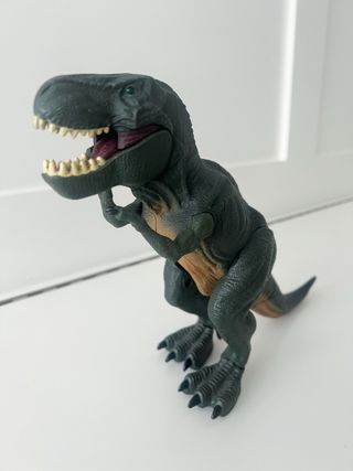 Dinosaurio de juguete con movimiento y sonido