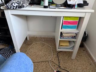 Escritorio blanco con estanterías