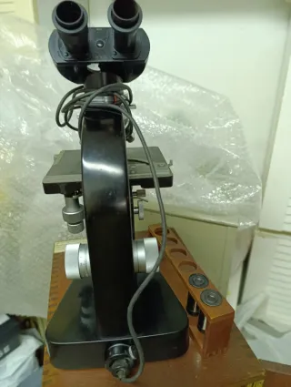 Microscopio Leica Binocular con caja