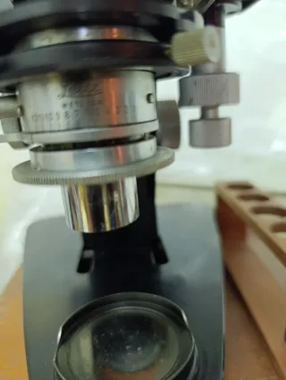 Microscopio Leica Binocular con caja