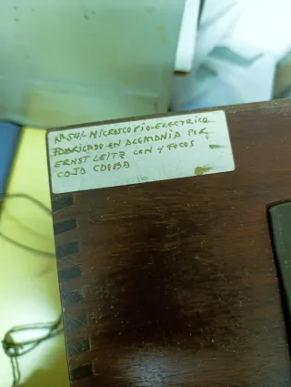 Microscopio Leica Binocular con caja