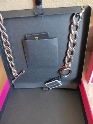 Collar metálico con colgante de lazo nuevo