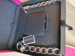 Collar metálico con colgante de lazo nuevo