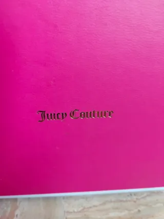 Collar metálico con colgante de lazo nuevo