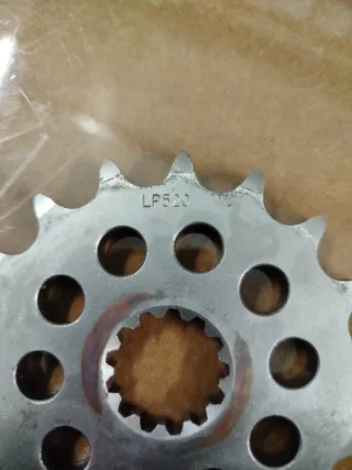 Piñón moto 17-525 LP520