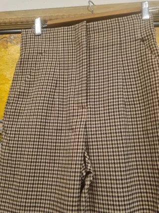 Pantalón de cuadros beige y marrón