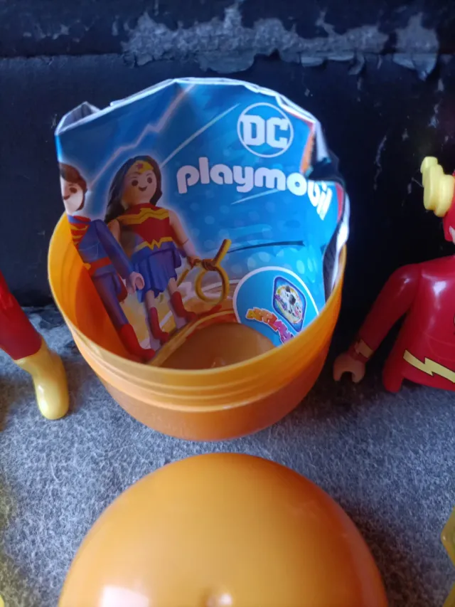 Figura Flash DC Kinder Maxi.
