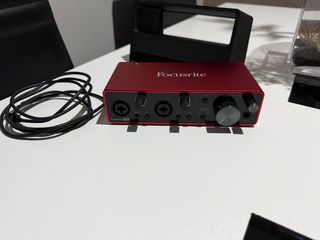 Focusrite Scarlett 2i2 3rd Gen Roja