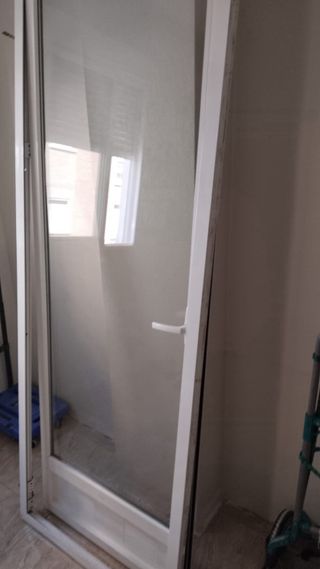 Puerta aluminio blanco