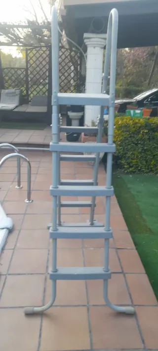 Escalera Piscina Metal/Plástico BESTWAY, GREE.