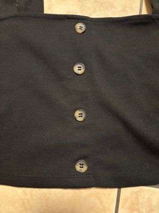 Top nero con bottoni