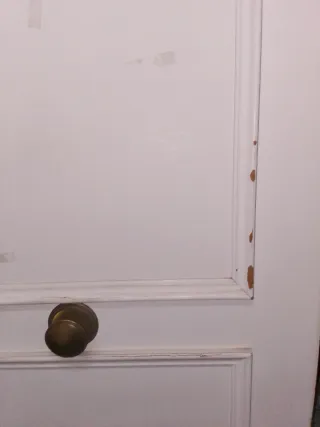 Puerta de entrada blanca con pomo