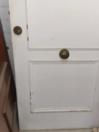 Puerta de entrada blanca con pomo