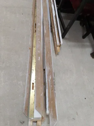 Puerta de entrada blanca con pomo