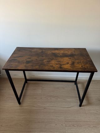 Escritorio madera oscura y metal
