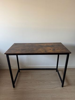 Escritorio madera oscura y metal