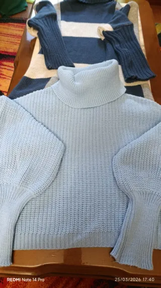 Dos jerséis de punto con cuello alto
