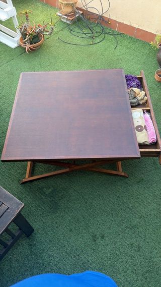 Mesa baja de madera con cajón