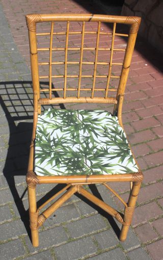 Dos sillas de mimbre y ratan